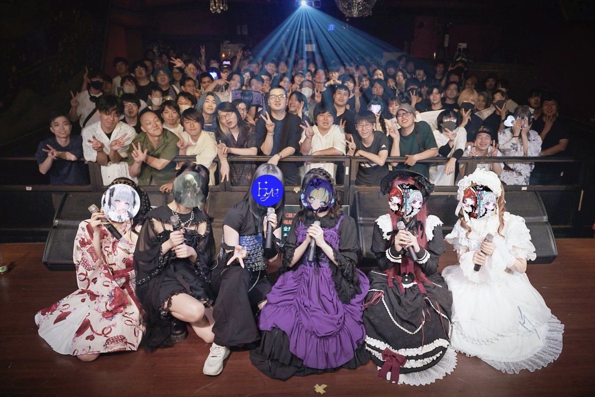 終演後の記念撮影。超満員の客席を背に出演者が並ぶ(渋谷スターラウンジ)